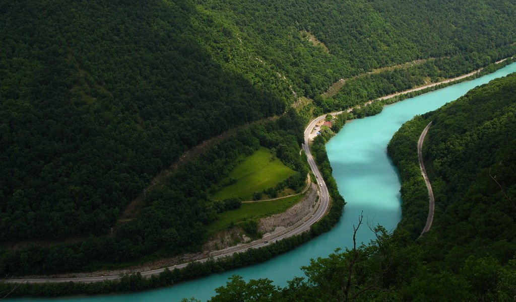 Обои дорога, река, горы, зелень, изгиб, красота., река соча, road, river, mountains, greens, bending, beauty., the soča river разрешение 1920x1200 Загрузить