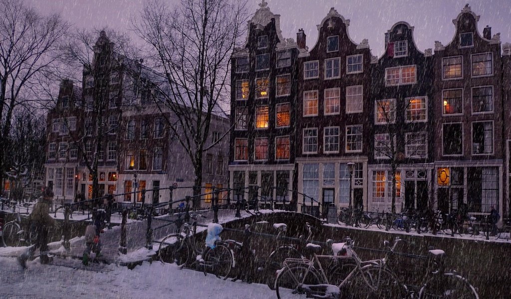 Обои деревья, люди, let it snow in the amsterdam, огни, мост, вечер, дома, река, улица, снег, дождь, зима, здания, окна, пейзаж, зимний, вид, амстердам, amsterdam, trees, people, lights, bridge, the evening, home, river, street, snow, rain, building, winter, windows, landscape, view разрешение 2560x1600 Загрузить