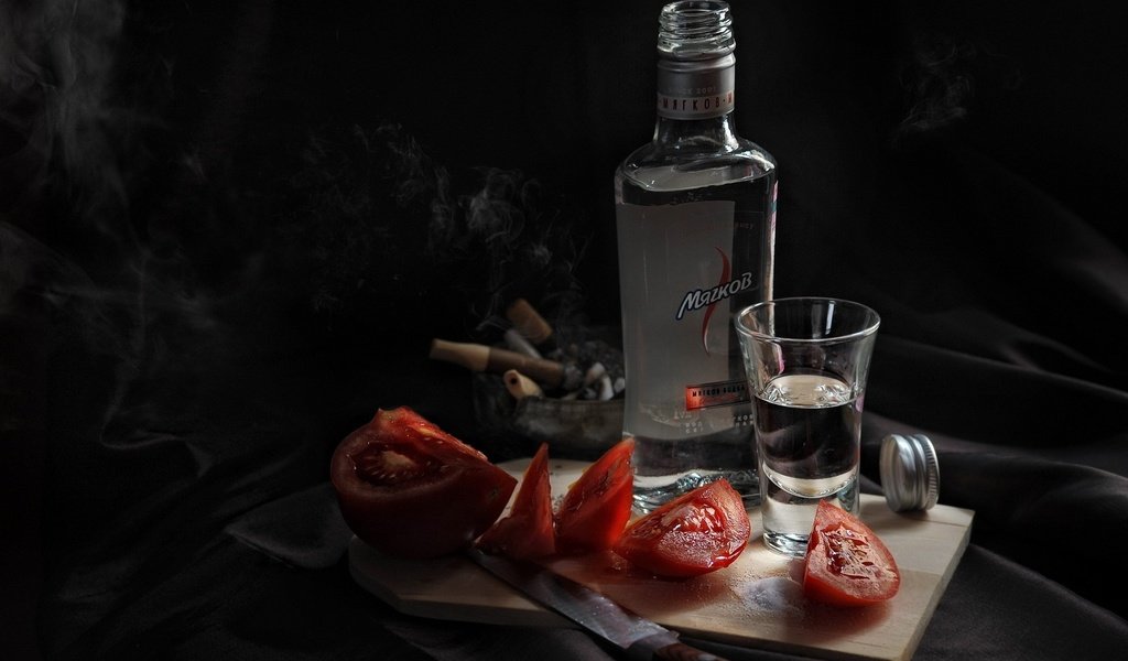 Обои доска, нож, водка, помидоры, рюмка, board, knife, vodka, tomatoes, glass разрешение 1920x1200 Загрузить