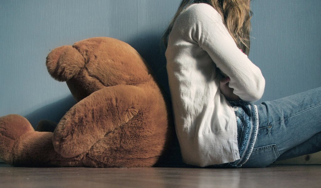 Обои девушка, мишка, сидит, на полу, girl, bear, sitting, on the floor разрешение 1920x1080 Загрузить