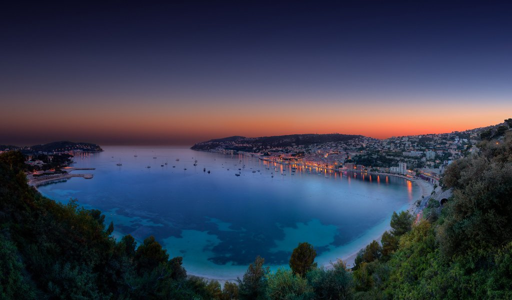 Обои яхты, панорама, город, красивый залив на закате, синяя вода, yachts, panorama, the city, the beautiful bay at sunset, blue water разрешение 1920x1080 Загрузить