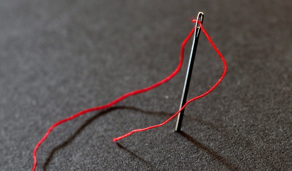 Обои макро, иголка и красная нитка, macro, a needle and red thread разрешение 1920x1200 Загрузить