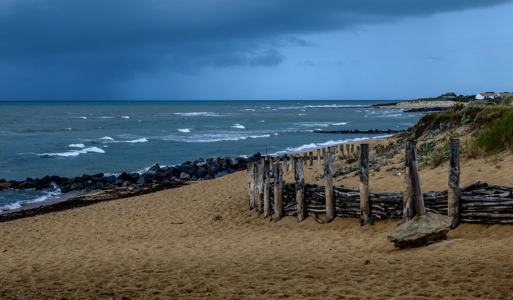 Обои камни, берег, песок, пляж, ограждение, океан, stones, shore, sand, beach, the fence, the ocean разрешение 2048x1390 Загрузить