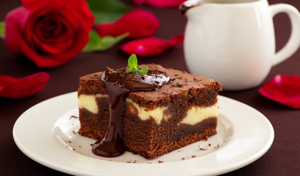 Обои розы, шоколад, сладкое, торт, пирожное, кусочек, roses, chocolate, sweet, cake, piece разрешение 2000x1333 Загрузить