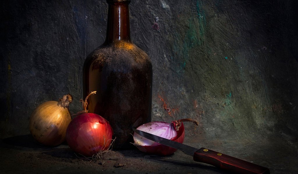 Обои лук, темный фон, бутылка, нож, натюрморт, bow, the dark background, bottle, knife, still life разрешение 2023x1331 Загрузить