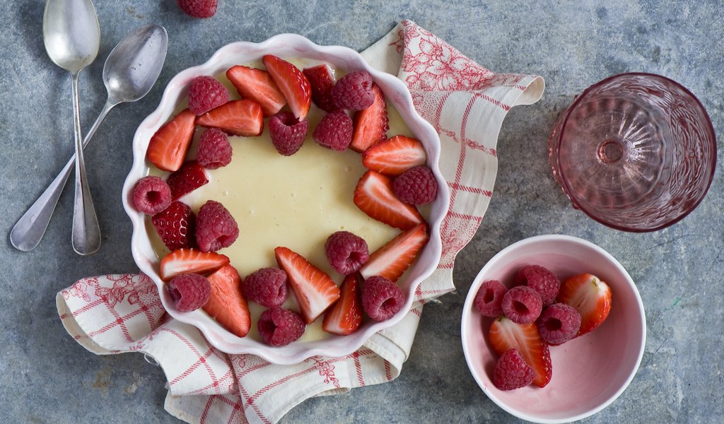 Обои малина, клубника, ягоды, стакан, пирог, anna verdina, ложки, raspberry, strawberry, berries, glass, pie, spoon разрешение 2000x1331 Загрузить