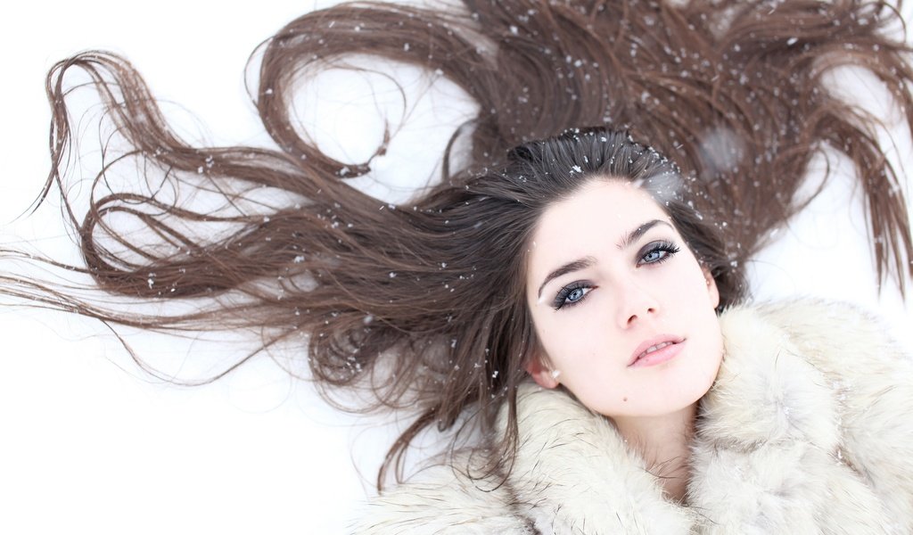 Обои снег, зима, снежинки, брюнетка, волосы, шуба, snow, winter, snowflakes, brunette, hair, coat разрешение 2048x1365 Загрузить