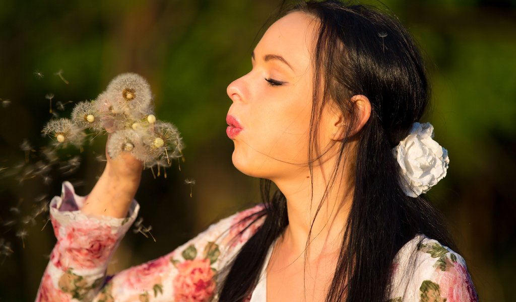 Обои цветы, брюнетка, модель, лицо, кети, одуванчик, flowers, brunette, model, face, katie, dandelion разрешение 5416x3480 Загрузить