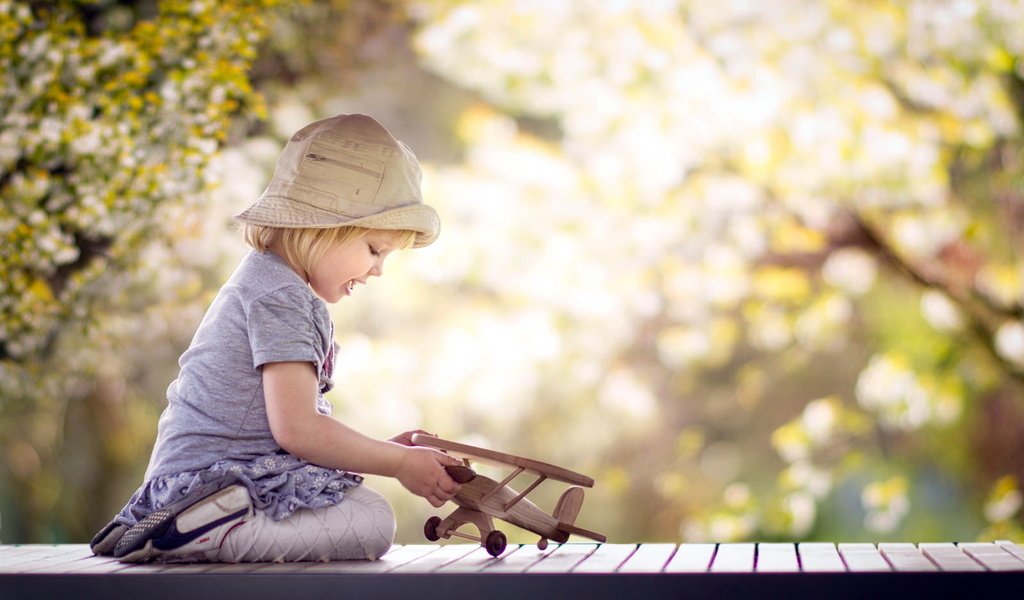 Обои природа, самолет, платье, девочка, игрушка, ребенок, панамка, nature, the plane, dress, girl, toy, child, panama разрешение 1920x1200 Загрузить