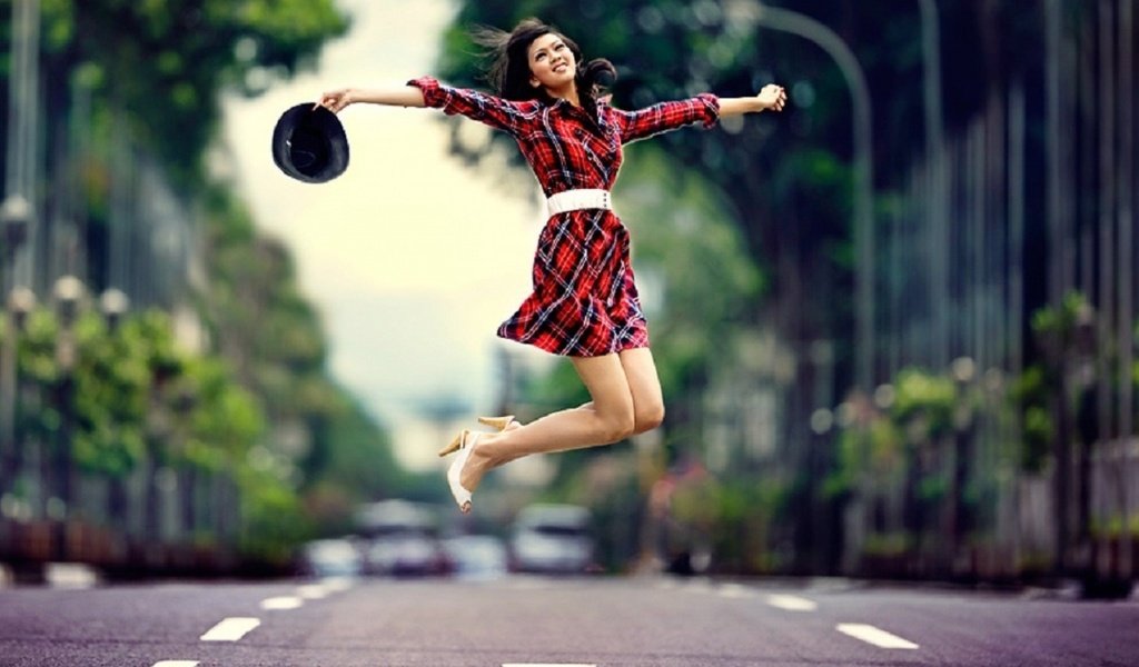 Обои дорога, девушка, взгляд, прыжок, волосы, лицо, свобода, road, girl, look, jump, hair, face, freedom разрешение 1920x1080 Загрузить