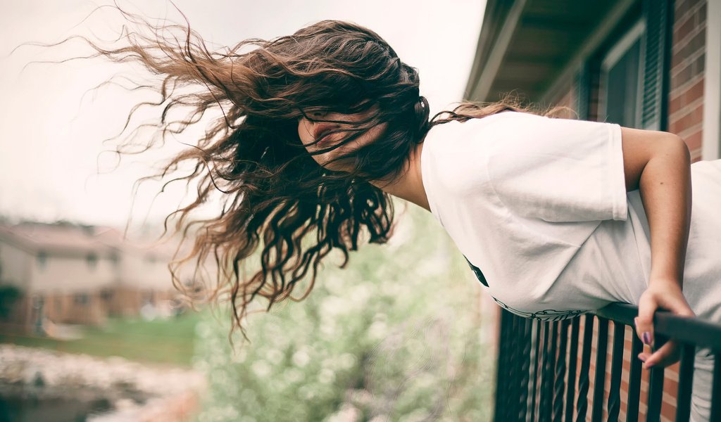 Обои девушка, модель, волосы, балкон, ветер, наклон, шатенка, girl, model, hair, balcony, the wind, tilt, brown hair разрешение 1920x1200 Загрузить