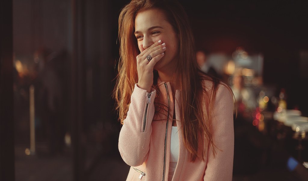 Обои девушка, кольцо, пальто, смеётся, girl, ring, coat, laughs разрешение 2048x1365 Загрузить