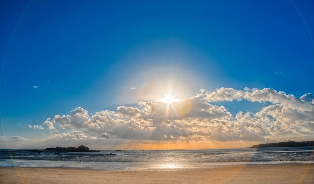 Обои небо, облака, солнце, песок, пляж, блики, the sky, clouds, the sun, sand, beach, glare разрешение 1920x1200 Загрузить