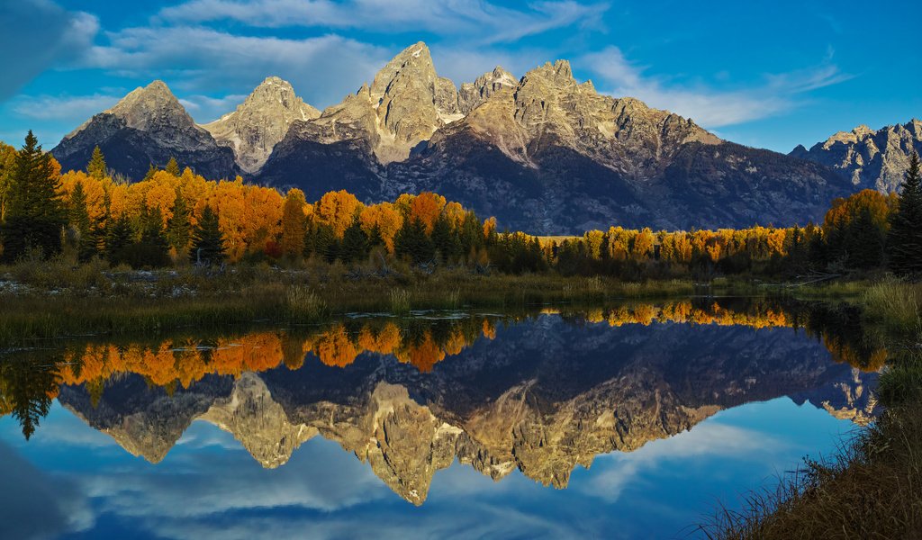 Обои небо, облака, озеро, горы, лес, отражение, осень, the sky, clouds, lake, mountains, forest, reflection, autumn разрешение 2048x1327 Загрузить