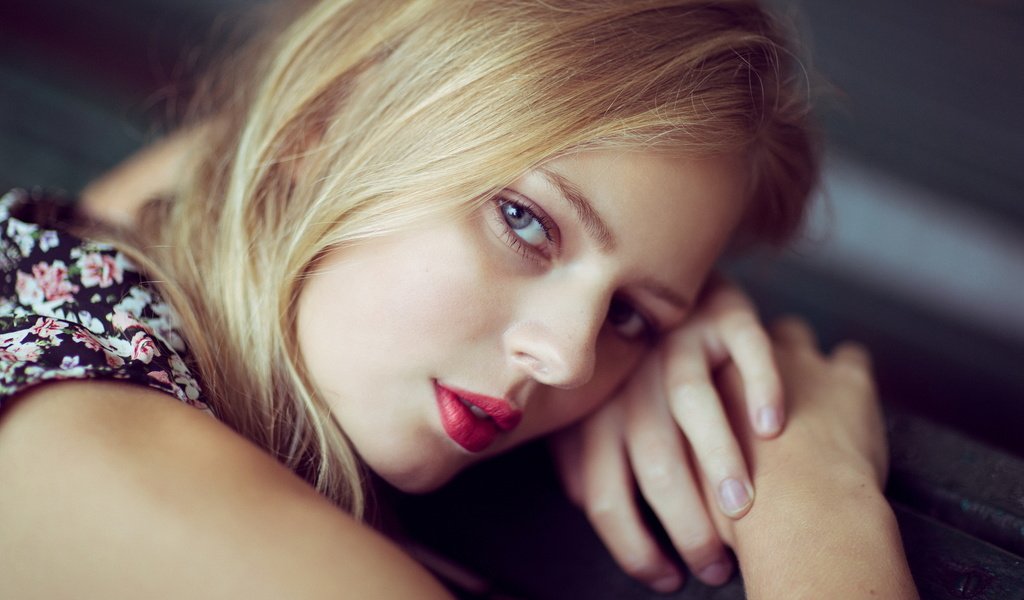 Обои девушка, поза, блондинка, руки, красные губы, портерт, girl, pose, blonde, hands, red lips, porter разрешение 2048x1152 Загрузить