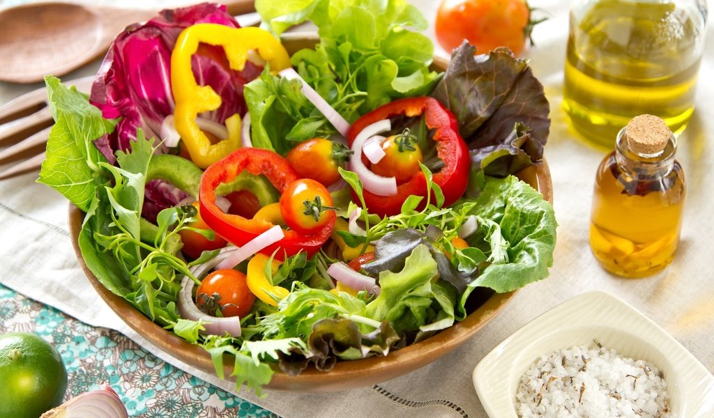 Обои лук, масло, помидоры, перец, салат, bow, oil, tomatoes, pepper, salad разрешение 2048x1314 Загрузить