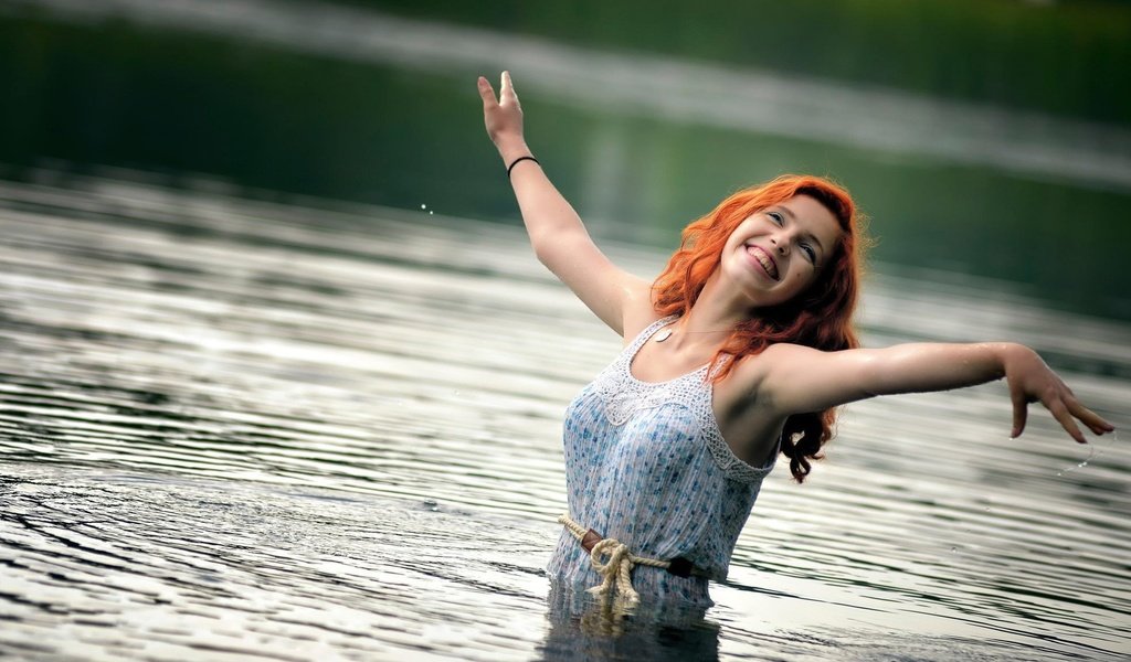 Обои вода, девушка, платье, улыбка, рыжеволосая, руки вверх, water, girl, dress, smile, redhead, hands up разрешение 1920x1080 Загрузить