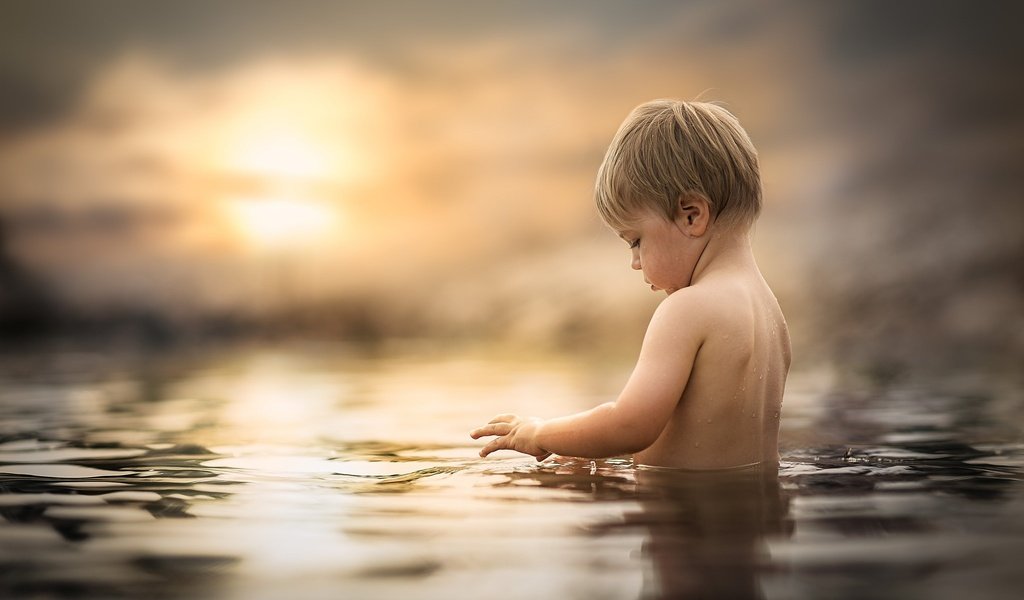 Обои вода, солнце, закат, маленький, дети, ребенок, мальчик, water, the sun, sunset, small, children, child, boy разрешение 2048x1365 Загрузить