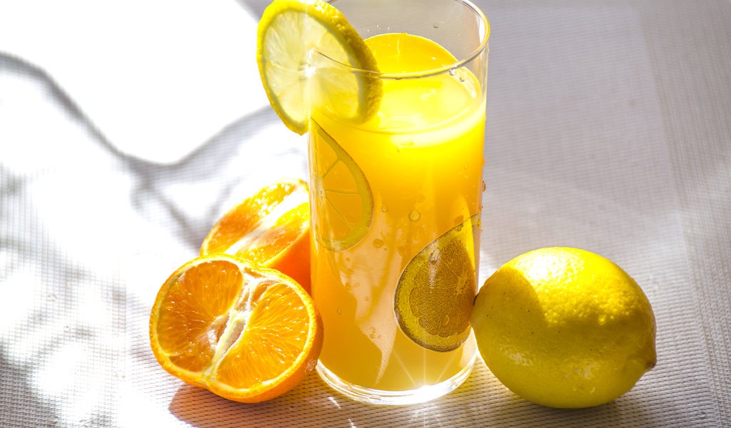 Обои photo mix, свет, фрукты, лимон, мандарин, цитрусы, сок, солнечный свет, лимонад, light, fruit, lemon, mandarin, citrus, juice, sunlight, lemonade разрешение 4608x3072 Загрузить