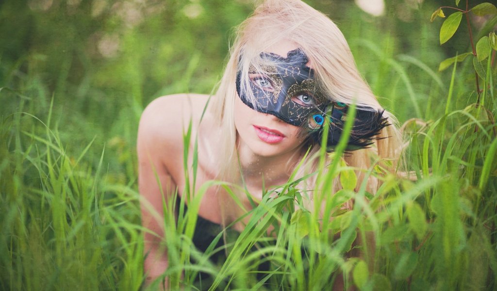 Обои трава, девушка, маска, блондинка, лето, grass, girl, mask, blonde, summer разрешение 2048x1365 Загрузить