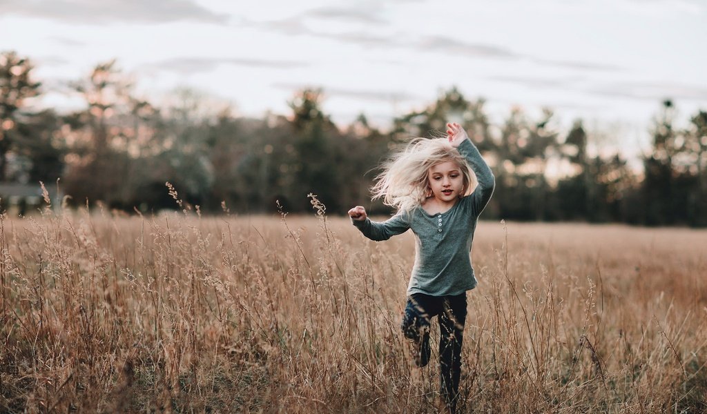 Обои природа, поле, дети, девочка, волосы, бег, nature, field, children, girl, hair, running разрешение 2048x1440 Загрузить