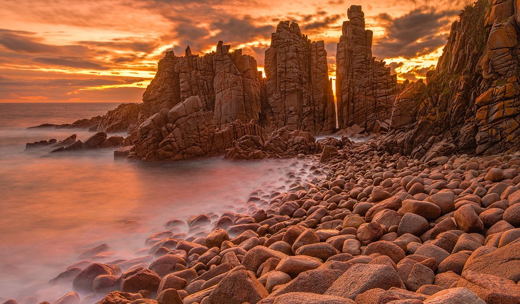 Обои скалы, камни, берег, море, австралия, зарево, мыс, вуламай, rocks, stones, shore, sea, australia, glow, cape, woolamai разрешение 2048x1536 Загрузить