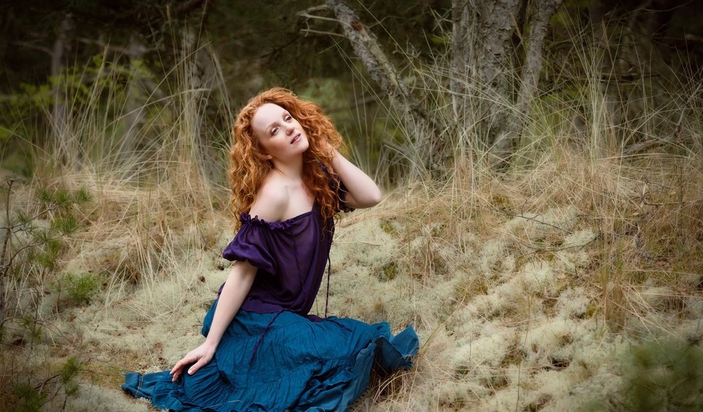 Обои природа, лес, девушка, взгляд, волосы, рыжеволосая, nature, forest, girl, look, hair, redhead разрешение 1920x1274 Загрузить