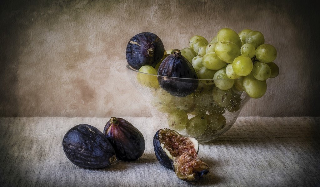 Обои виноград, фрукты, ваза, натюрморт, инжир, grapes, fruit, vase, still life, figs разрешение 2560x1600 Загрузить