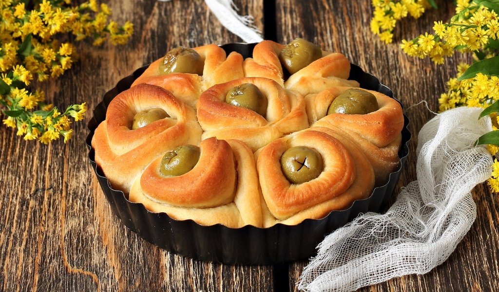 Обои цветы, выпечка, пирог, оливки, flowers, cakes, pie, olives разрешение 2000x1212 Загрузить