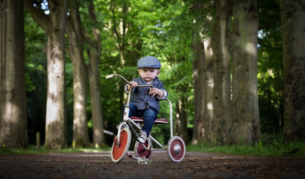 Обои взгляд, ребенок, мальчик, велосипед, кепка, look, child, boy, bike, cap разрешение 2560x1707 Загрузить