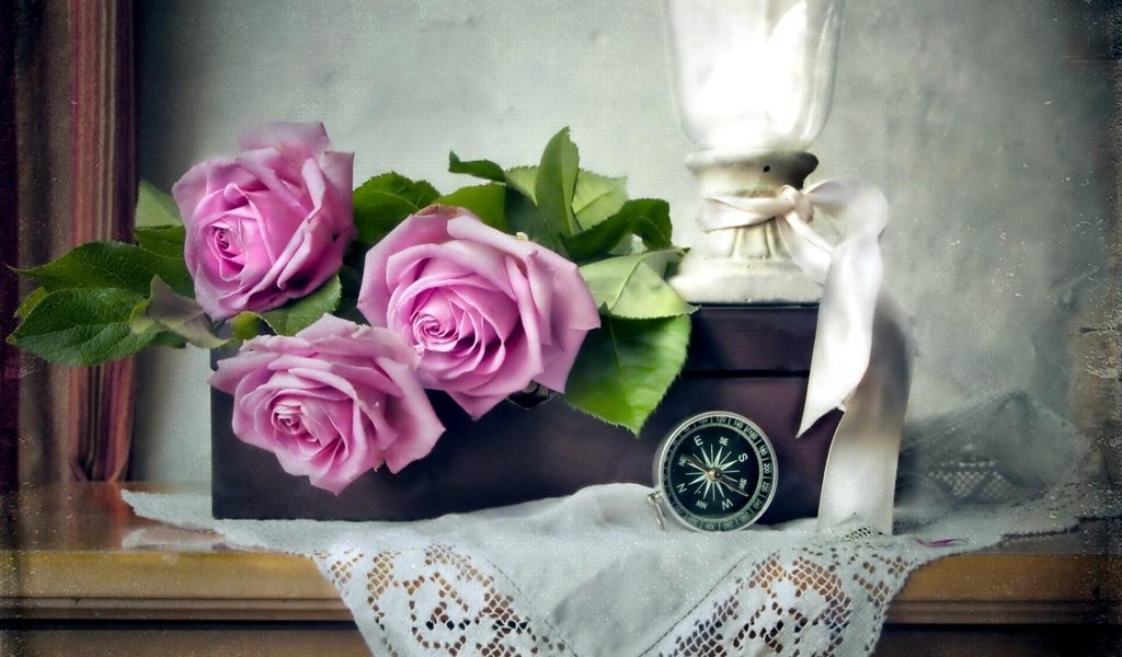 Обои цветы, розы, ленточка, салфетка, коробка, компас, flowers, roses, ribbon, napkin, box, compass разрешение 3840x2160 Загрузить