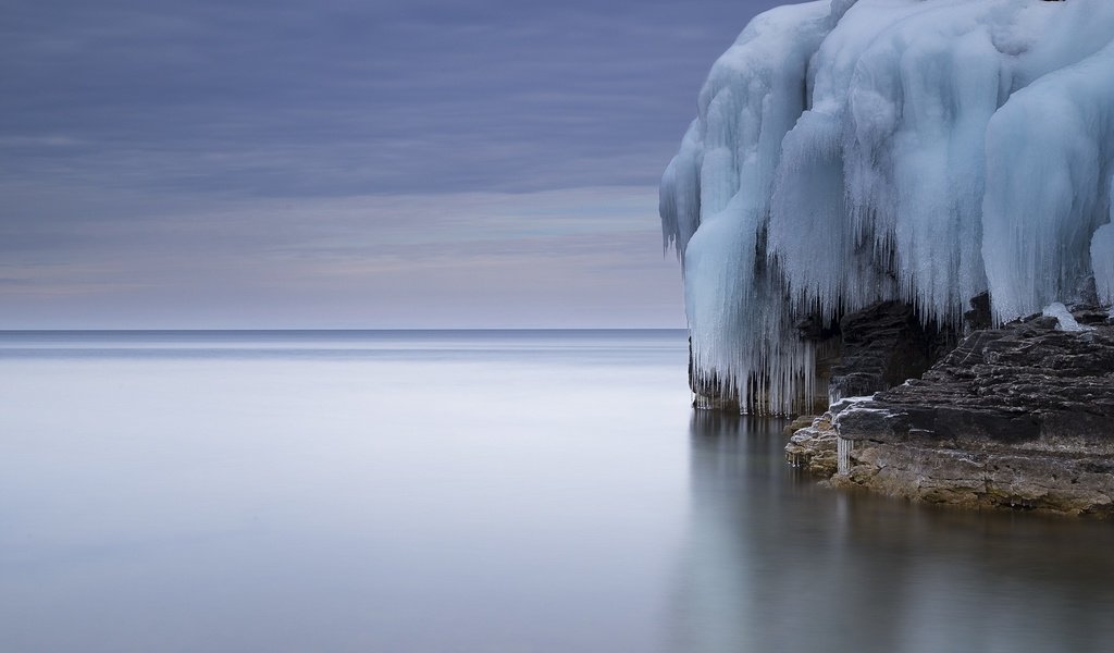 Обои небо, море, скала, горизонт, лёд, сосульки, ледник, глыба, the sky, sea, rock, horizon, ice, icicles, glacier, lump разрешение 2300x1533 Загрузить