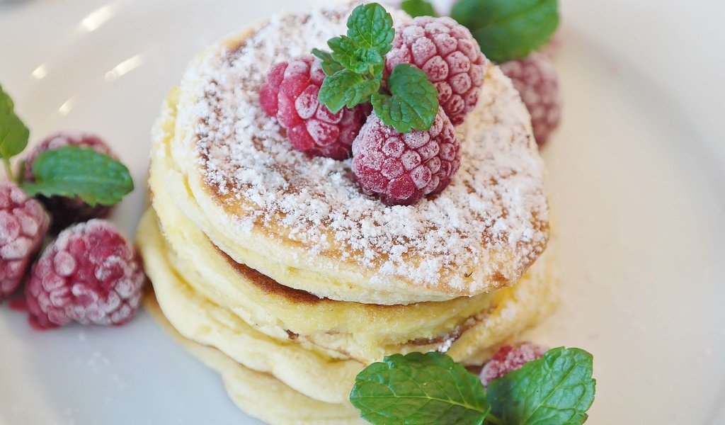 Обои мята, малина, ягоды, сахарная пудра, блины, оладьи, mint, raspberry, berries, powdered sugar, pancakes разрешение 4853x3071 Загрузить