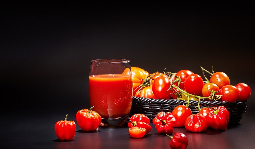 Обои черный фон, овощи, стакан, корзинка, помидоры, перец, сок, black background, vegetables, glass, basket, tomatoes, pepper, juice разрешение 5616x3744 Загрузить