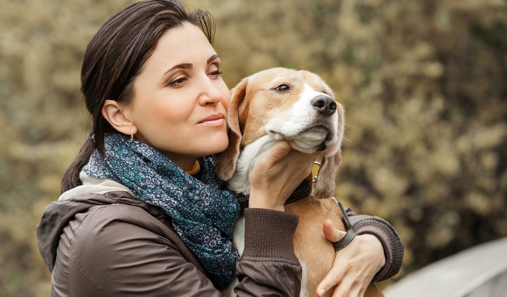 Обои девушка, фон, брюнетка, собака, куртка, платок, боке, бигль, girl, background, brunette, dog, jacket, shawl, bokeh, beagle разрешение 3000x2091 Загрузить