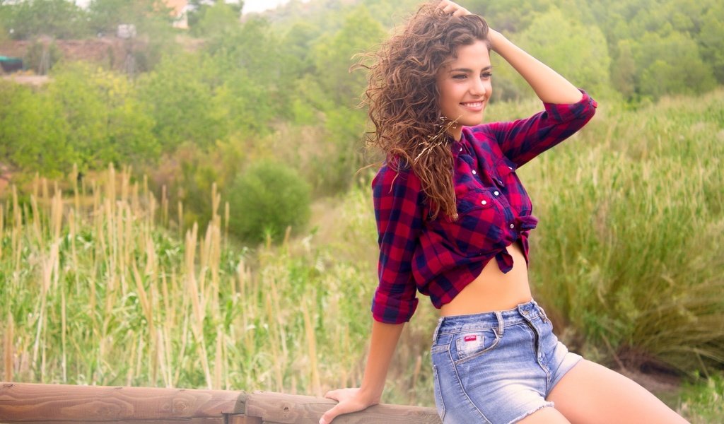 Обои природа, девушка, улыбка, модель, рубашка, джинсовые шорты, nature, girl, smile, model, shirt, denim shorts разрешение 2048x1365 Загрузить