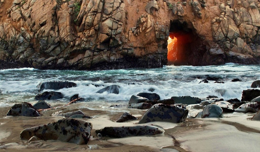 Обои свет, калифорния, камни, проем, берег, pfeiffer state beach, волны, море, скала, сша, арка, light, ca, stones, opening, shore, wave, sea, rock, usa, arch разрешение 1920x1200 Загрузить