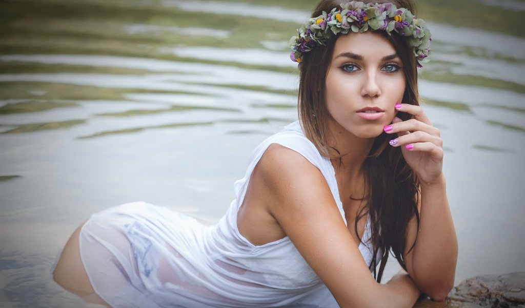 Обои цветы, озеро, девушка, взгляд, волосы, лицо, венок, паула, flowers, lake, girl, look, hair, face, wreath, paula разрешение 1920x1279 Загрузить