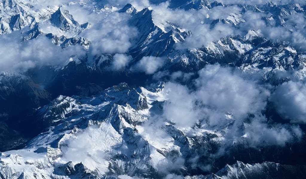 Обои облака, горы, снег, туман, вид сверху, clouds, mountains, snow, fog, the view from the top разрешение 1920x1080 Загрузить