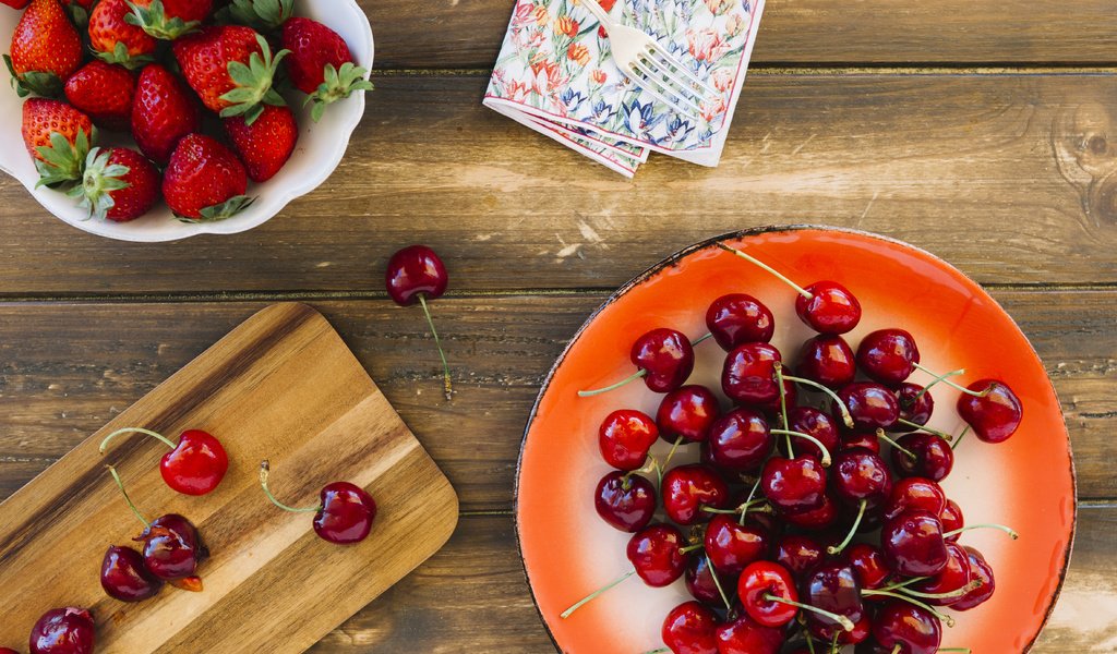 Обои клубника, ягоды, вишня, тарелка, разделочная доска, strawberry, berries, cherry, plate, cutting board разрешение 4733x3155 Загрузить