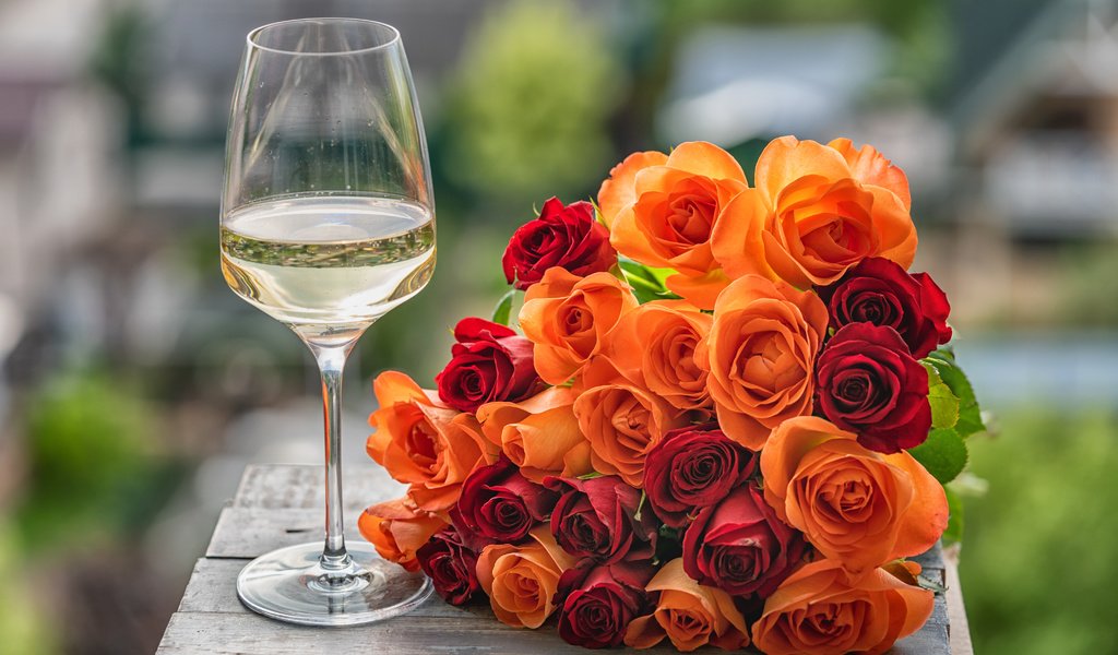 Обои цветы, розы, бокал, букет, вино, larisa voyageur, flowers, roses, glass, bouquet, wine разрешение 6000x4000 Загрузить