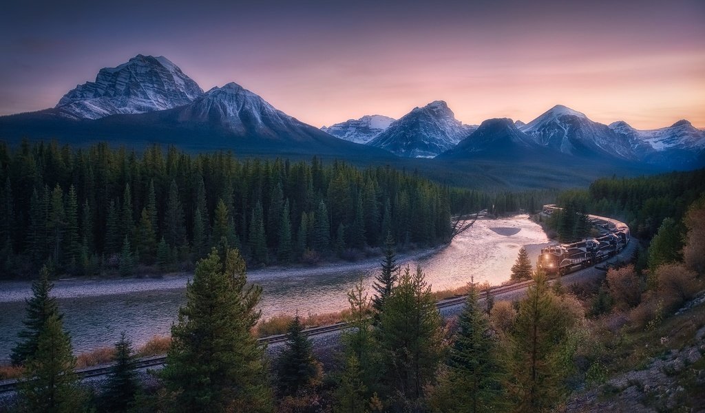 Обои национальный парк банф, деревья, канадские скалистые горы, река, bow river, горы, железная дорога, лес, поезд, канада, провинция альберта, banff national park, trees, canadian rockies, river, mountains, railroad, forest, train, canada, alberta разрешение 2048x1365 Загрузить