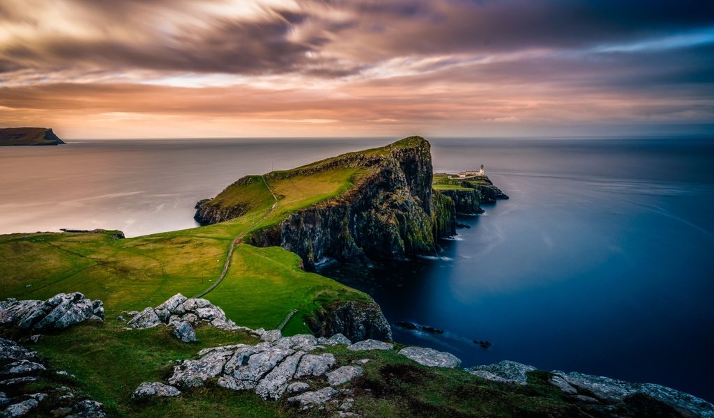 Обои скалы, природа, пейзаж, море, маяк, остров, шотландия, скай, rocks, nature, landscape, sea, lighthouse, island, scotland, skye разрешение 2048x1152 Загрузить