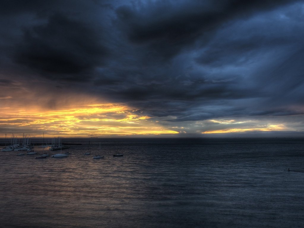 Обои облака, мрак, море, лодки, clouds, the darkness, sea, boats разрешение 1920x1200 Загрузить