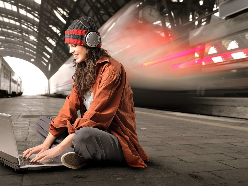 Обои девушка, наушники, сидит, метро, ноутбук, girl, headphones, sitting, metro, laptop разрешение 1920x1080 Загрузить