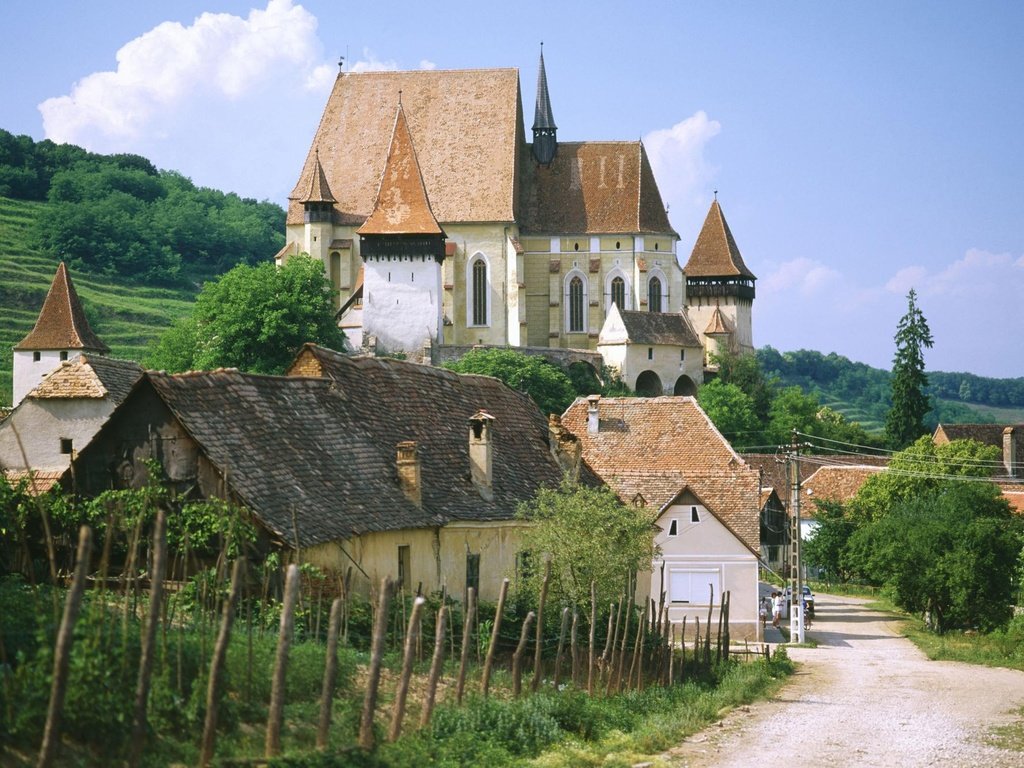 Обои дорога, лето, забор, церковь, road, summer, the fence, church разрешение 1999x1333 Загрузить