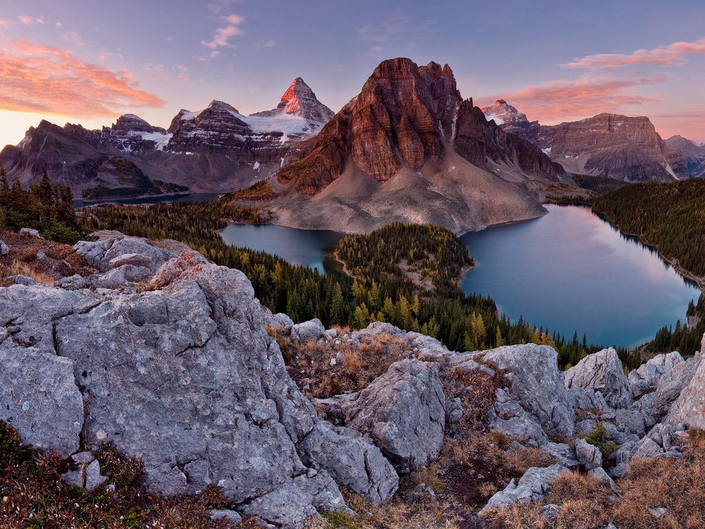 Обои небо, озеро, горы, природа, камни, лес, альпы, mt assiniboine park, sunburst peak, the sky, lake, mountains, nature, stones, forest, alps разрешение 2096x1200 Загрузить