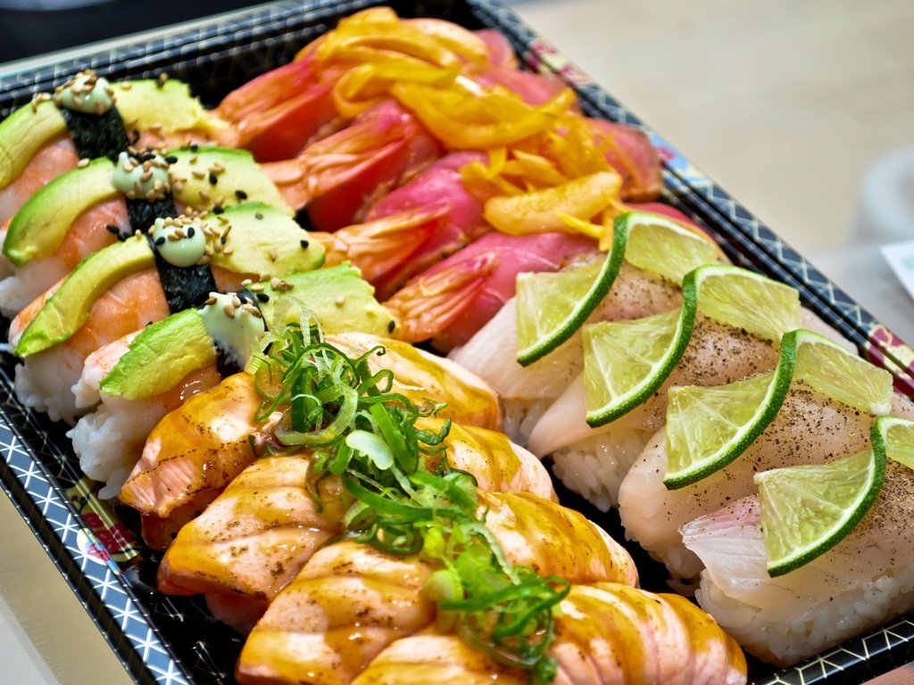 Обои лайм, рыба, суши, роллы, авокадо, морепродукты, сашими, lime, fish, sushi, rolls, avocado, seafood, sashimi разрешение 2400x1520 Загрузить