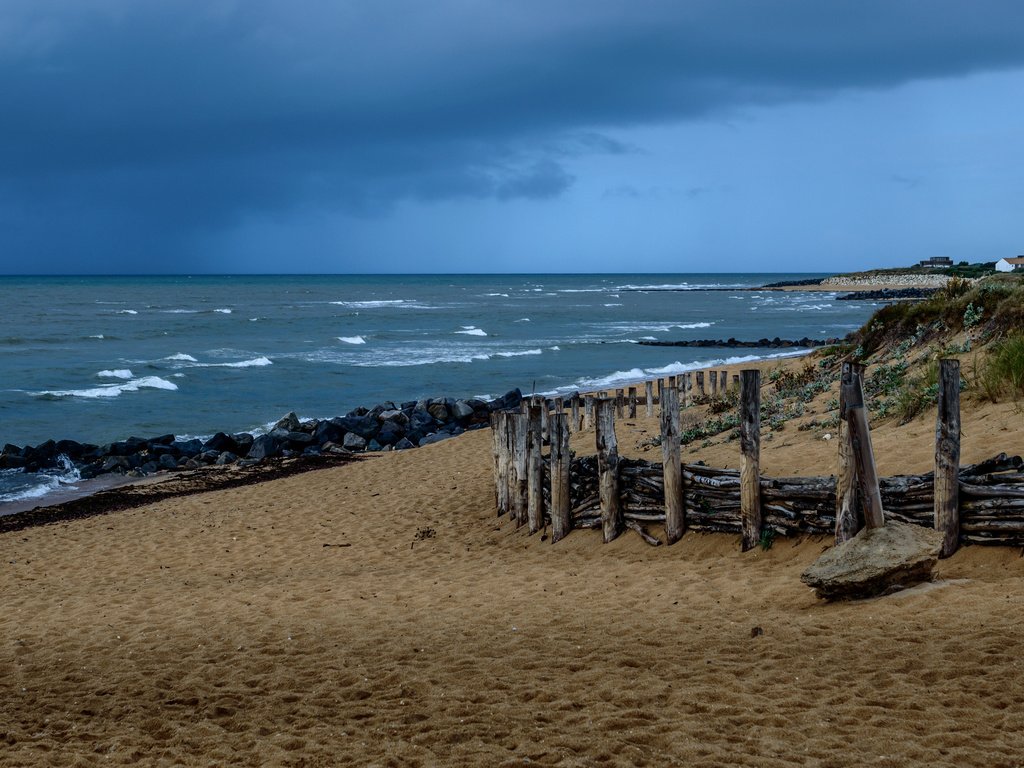 Обои камни, берег, песок, пляж, ограждение, океан, stones, shore, sand, beach, the fence, the ocean разрешение 2048x1390 Загрузить