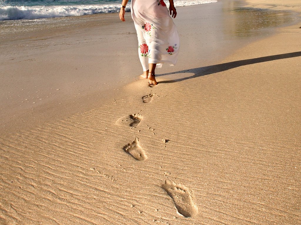 Обои девушка, пляж, ноги, следы, прогулка, girl, beach, feet, traces, walk разрешение 1920x1080 Загрузить